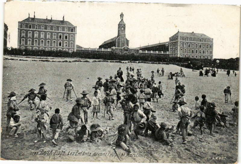 Carte postale ancienne Berck-Plage - Les enfants devant l'hopital à Berck