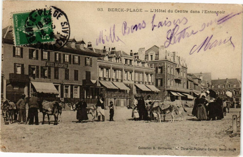 Carte postale ancienne Berck-Plage - L'hotel du centre dans l'entonnoir à Berck