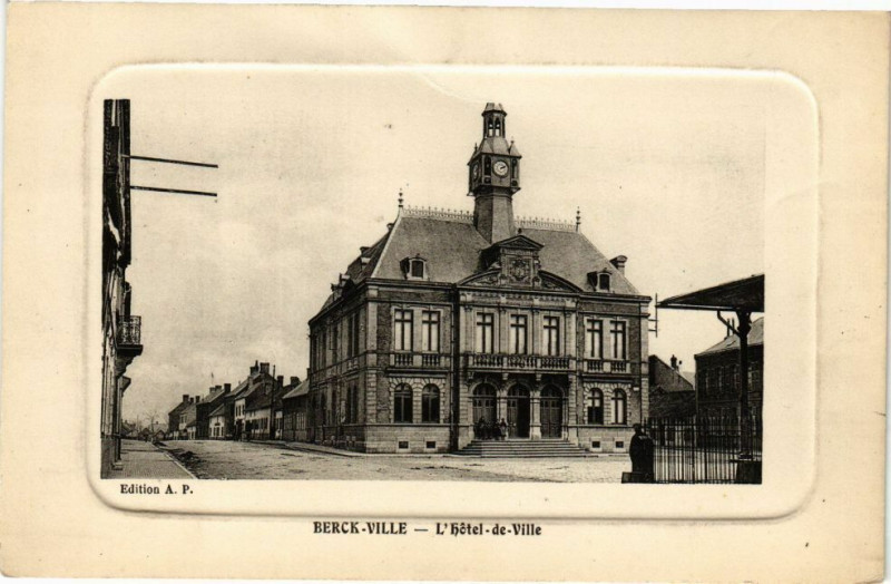 Carte postale ancienne Berck-Plage - L'hotel de ville à Berck
