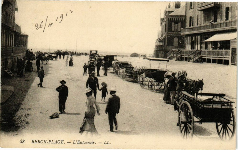 Carte postale ancienne Berck-Plage - L'entonnoir à Berck