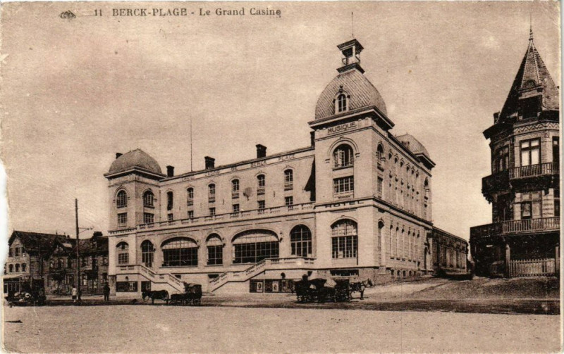 Carte postale ancienne Berck-Plage - Le grand casine à Berck