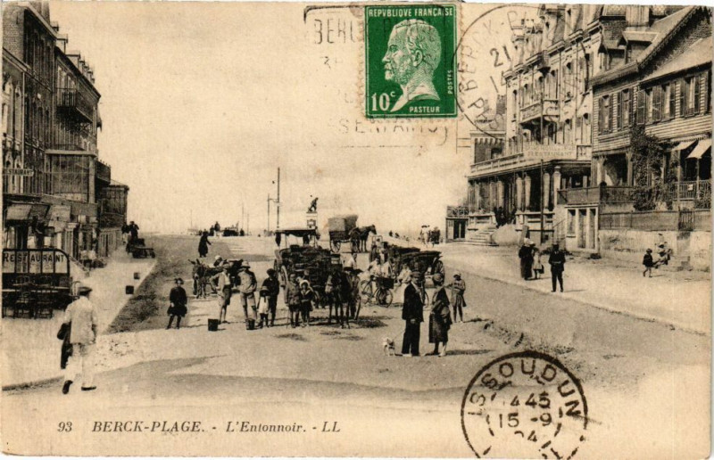 Carte postale ancienne Berck-Plage - L'entonnoir à Berck