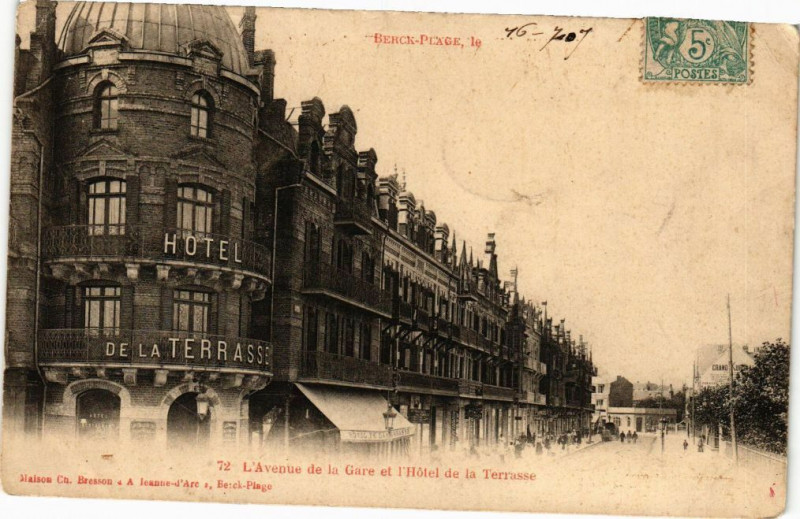 Carte postale ancienne Berck-Plage - L'avenue de la gare et l'hotel à Berck