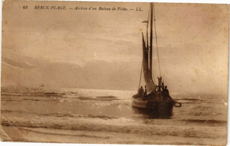 Carte postale ancienne Berck-Plage - Arrivee d'un bateau de peche à Berck