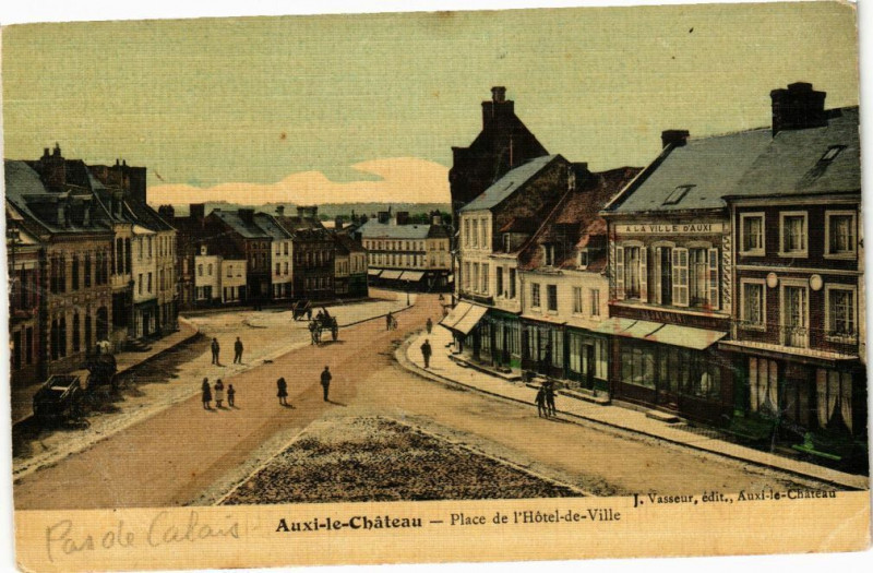 Carte postale ancienne Auxi-le-Chateau - Place de l'hotel de ville à Auxi-le-Château