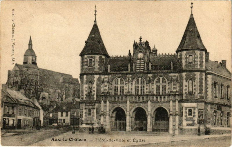 Carte postale ancienne Auxi-le-Chateau - Hotel de ville et Eglise à Auxi-le-Château