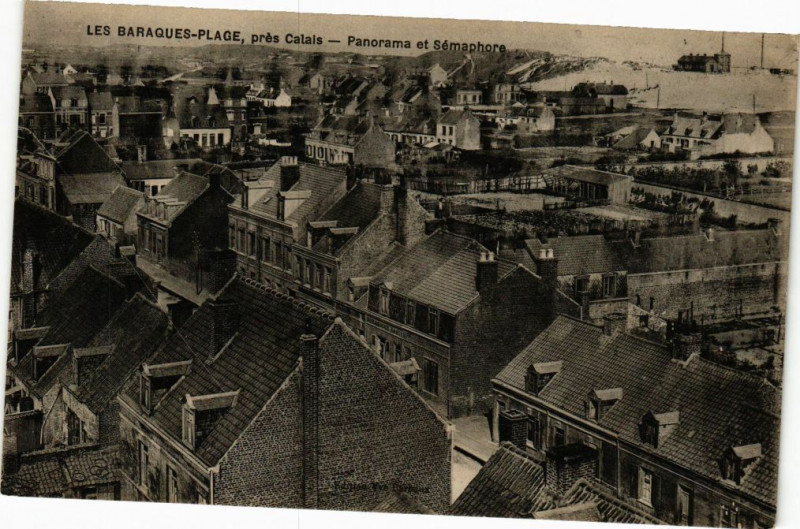 Carte postale ancienne Les barques - plage pres Calais - Panorama et semaphore à Calais