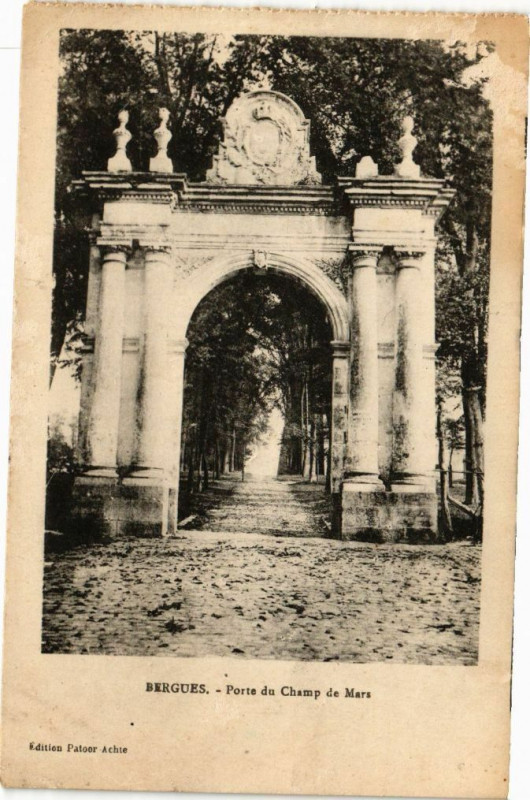 Carte postale ancienne Bergues - Porte du champ de mars