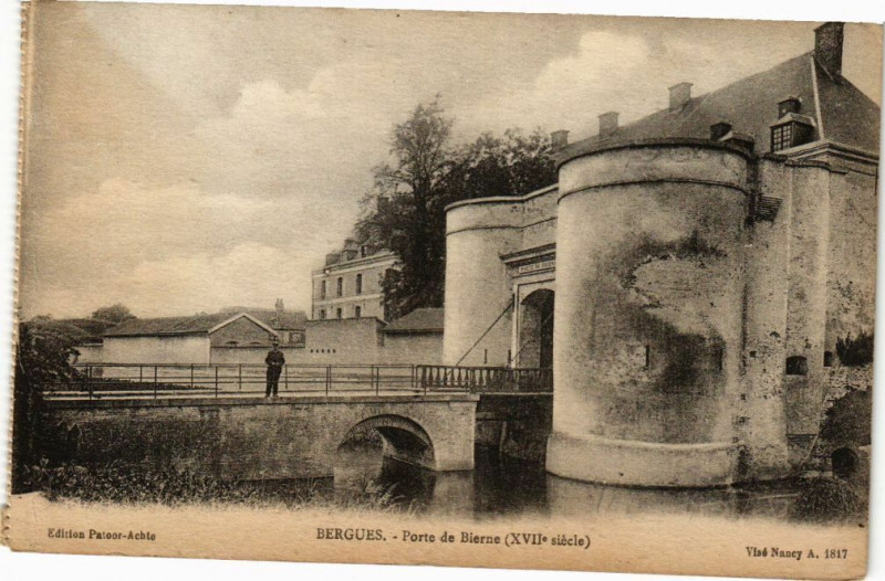 Carte postale ancienne Bergues - Porte de bierne