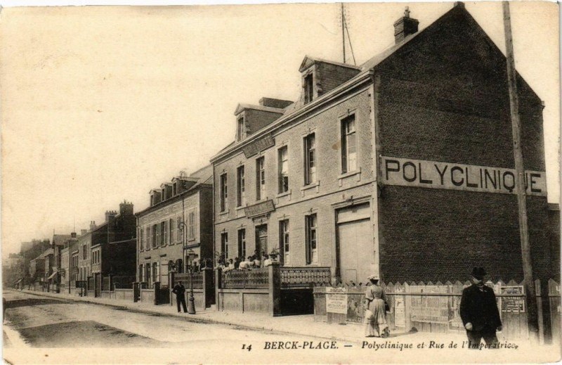 Carte postale ancienne Berck-Plage - Polyclinique et rue de l'imperatrice à Berck