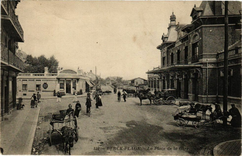Carte postale ancienne Berck-Plage - La place de la gare à Berck