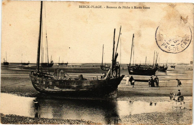 Carte postale ancienne Berck-Plage - Bateaux de peche a maree basse à Berck