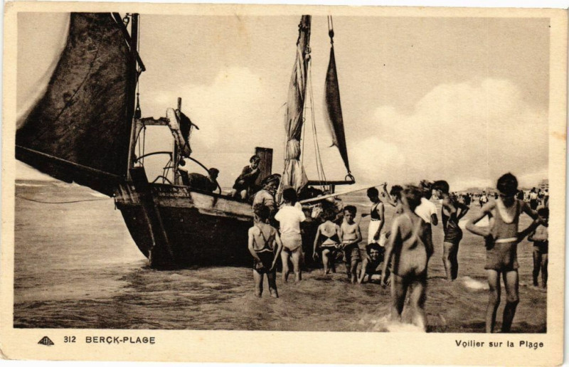 Carte postale ancienne Berck-Plage - Voillier sur la plage à Berck