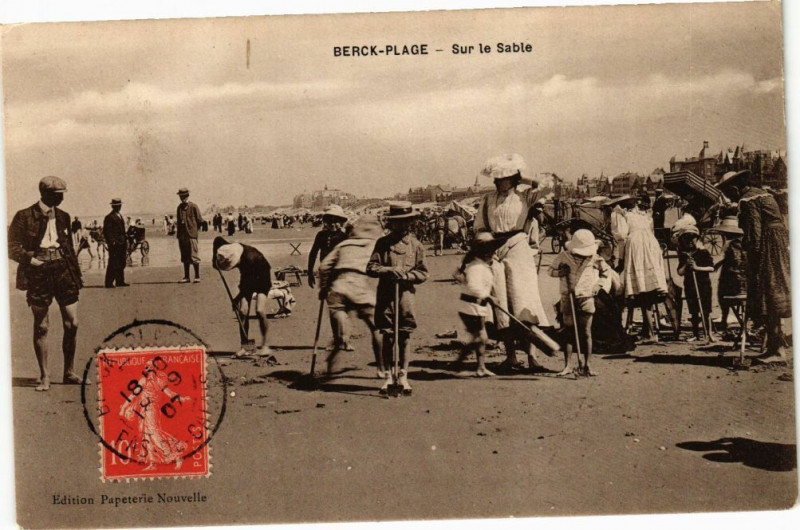 Carte postale ancienne Berck-Plage - Sur la sable à Berck