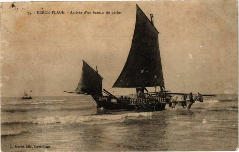 Carte postale ancienne Berck-Plage - Arrivee d'un bateau de peche à Berck