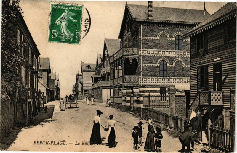 Carte postale ancienne Berck-Plage - La rue des bains à Berck