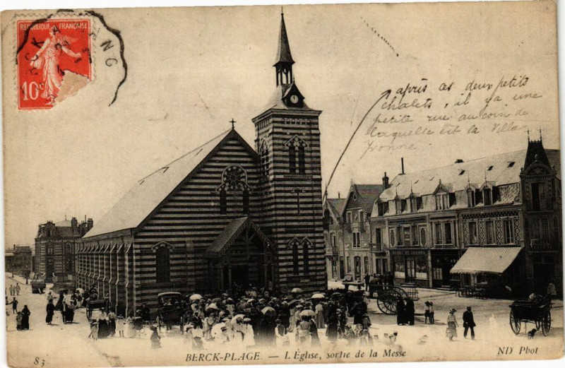 Carte postale ancienne Berck-Plage - L'eglise sortie de la messe à Berck