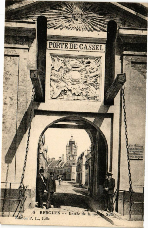 Carte postale ancienne Bergues - Entrée de la rue du sud