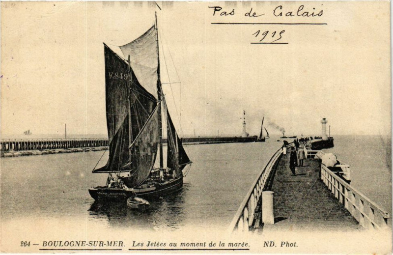 Carte postale ancienne Boulogne-sur-Mer - Les Jetées au moment de la marée à Boulogne-sur-Mer