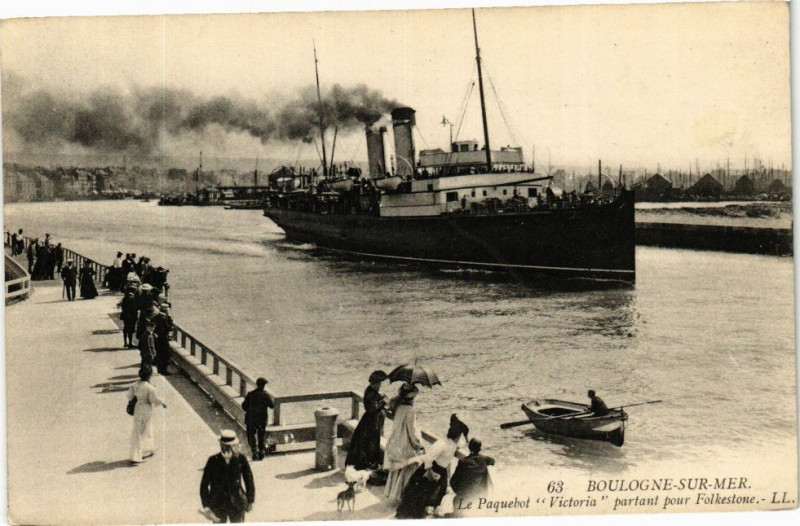 Carte postale ancienne Boulogne-sur-Mer - Le Paquebot Victoria partant pour Folkestone à Boulogne-sur-Mer