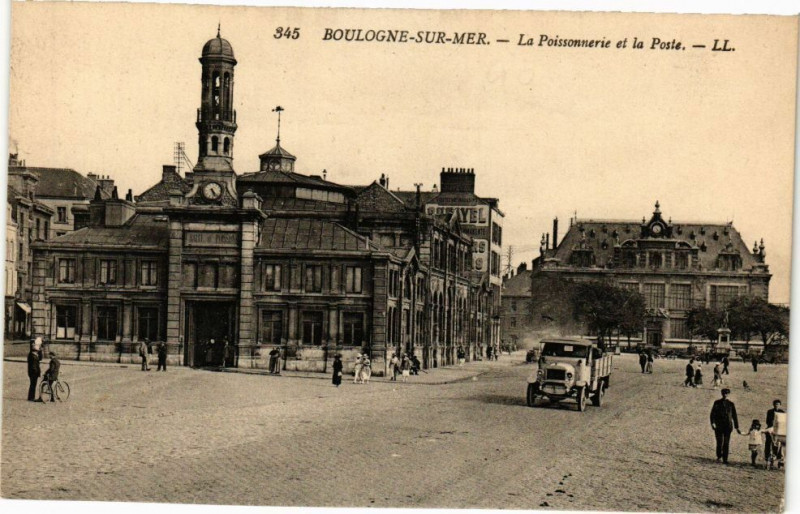 Carte postale ancienne Boulogne-sur-Mer - La Poissonnerie et la Poste à Boulogne-sur-Mer