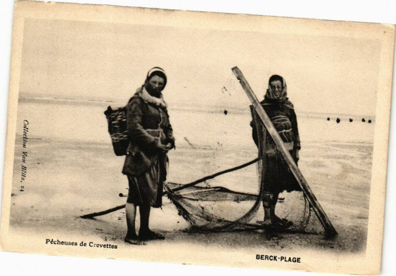 Carte postale ancienne Berck-Plage - Pécheuses de Crevettes à Berck