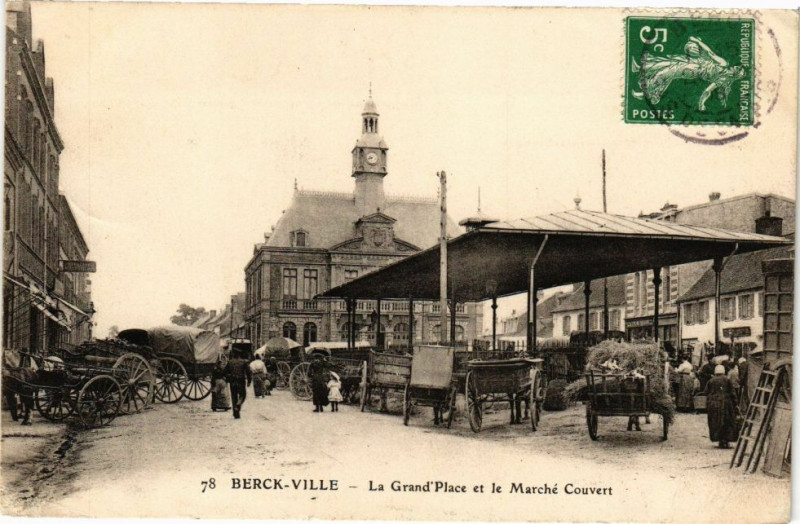 Carte postale ancienne Berck-Ville - La Grand' Place et le Marché Couvert à Berck