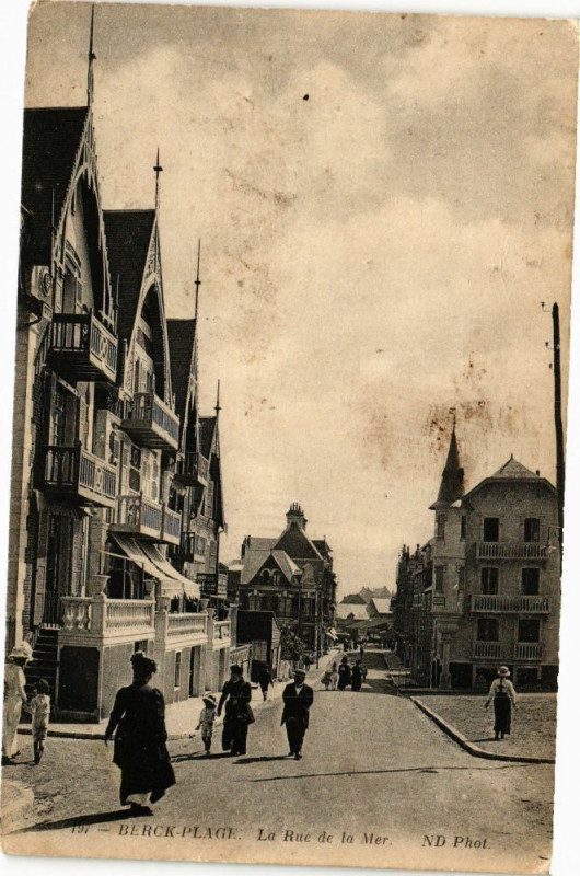 Carte postale ancienne Berck-Plage - La Rue de la Mer à Berck