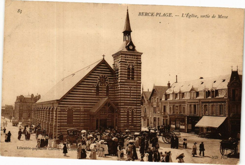 Carte postale ancienne Berck-Plage - L'Eglise sortie de Messe à Berck