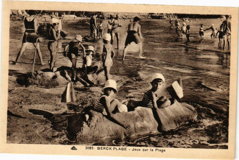 Carte postale ancienne Berck-Plage - Jeux sur la Plage à Berck