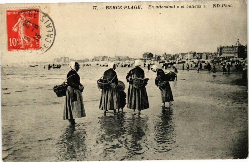 Carte postale ancienne Berck-Plage - En attendant el batieux à Berck