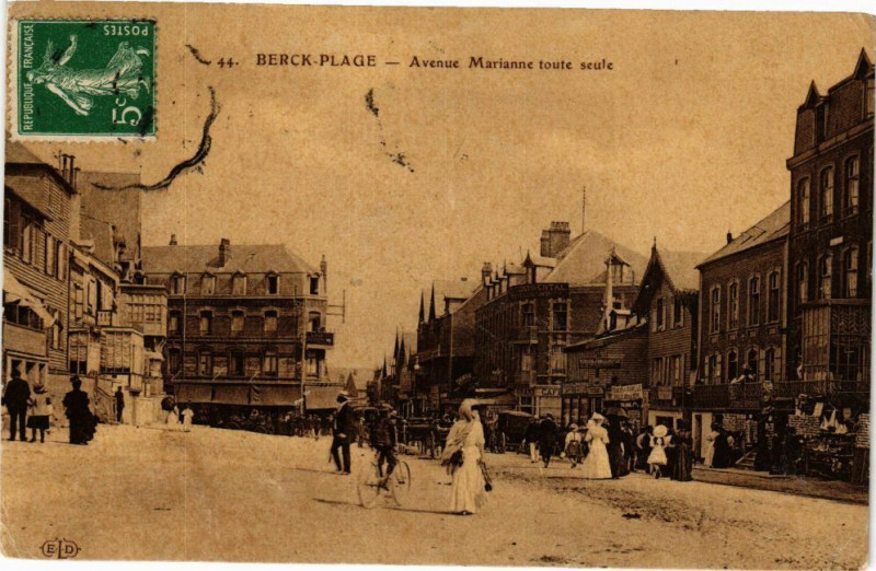 Carte postale ancienne Berck-Plage - Avenue Marianne toute seule à Berck