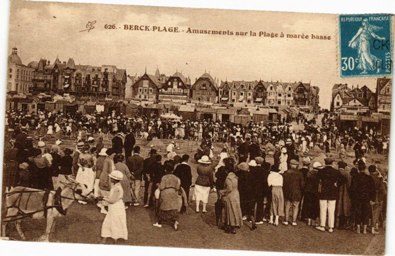 Carte postale ancienne Berck-Plage - Amusements sur la Plage a marée basse à Berck
