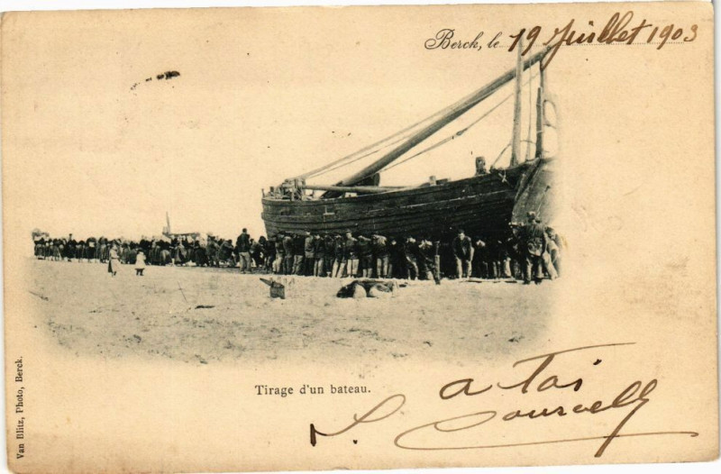 Carte postale ancienne Berck - Tirage d'un bateau à Berck