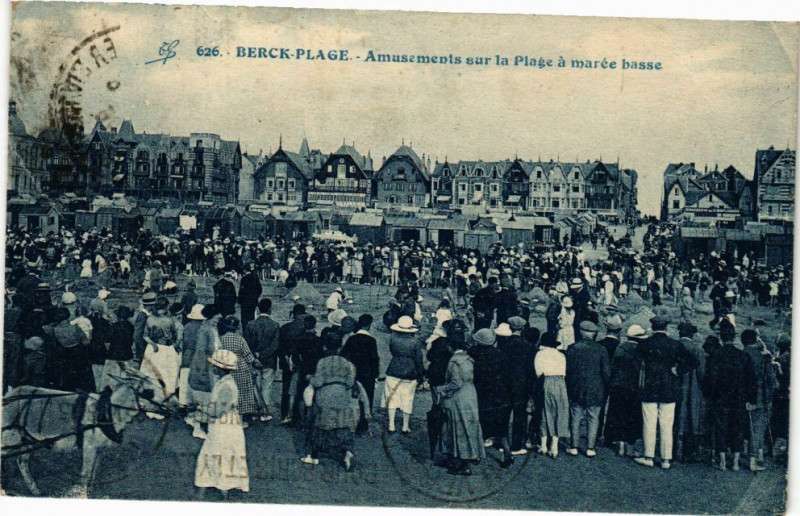 Carte postale ancienne Berck-Plage - Amusements sur la Plage a marée basse à Berck
