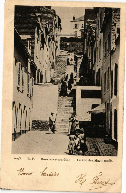Carte postale ancienne Boulogne-sur-Mer - La rue des Machicoulis à Boulogne-sur-Mer