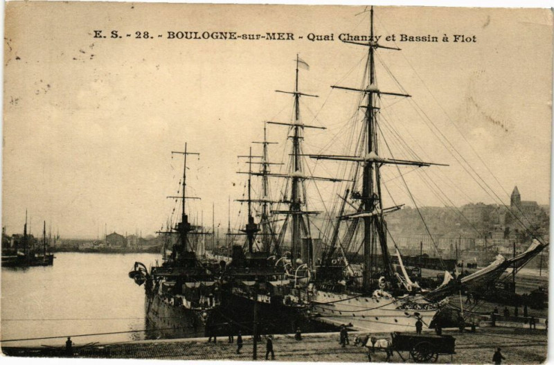 Carte postale ancienne Boulogne-sur-Mer - Quai Canzy et Bassin a Flot à Boulogne-sur-Mer