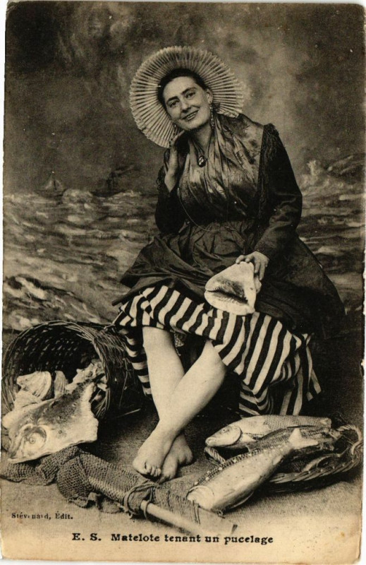 Carte postale ancienne Matelote tenant un pucelage