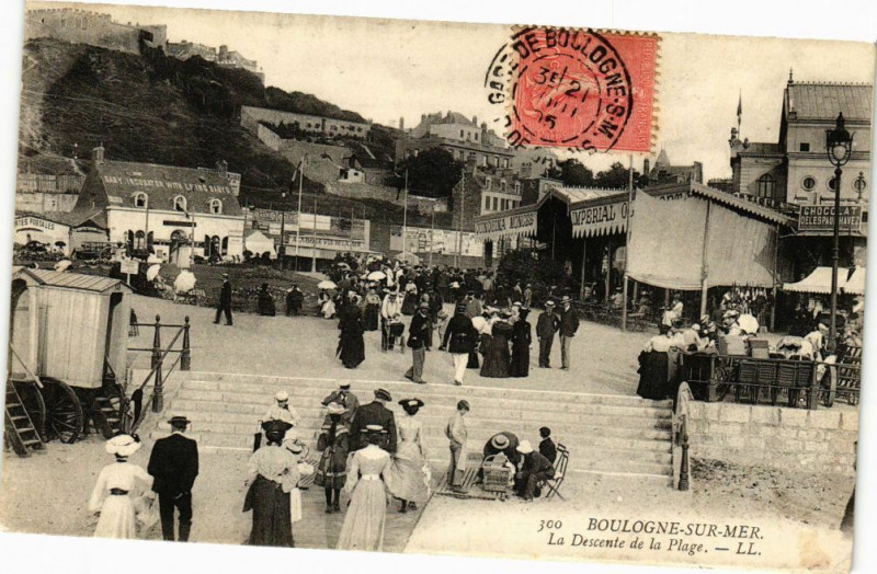 Carte postale ancienne Boulogne-sur-Mer - La Descente de la Plage à Boulogne-sur-Mer