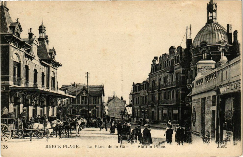 Carte postale ancienne Berck-Plage - La place de la gare à Berck