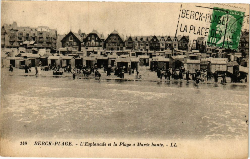 Carte postale ancienne Berck-Plage - L'Esplanade et la Plage a Marée haute à Berck