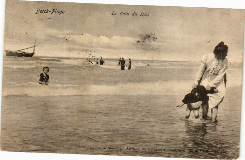 Carte postale ancienne Berck-Plage - Le bain du bebe à Berck