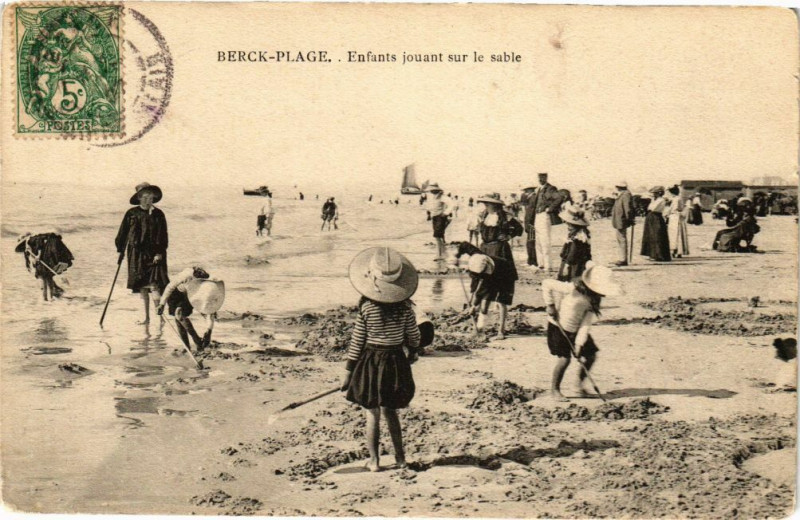 Carte postale ancienne Berck-Plage - Enfants jouant sur la sable à Berck