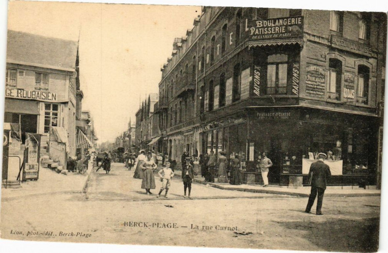 Carte postale ancienne Berck-Plage - La rue carnot à Berck
