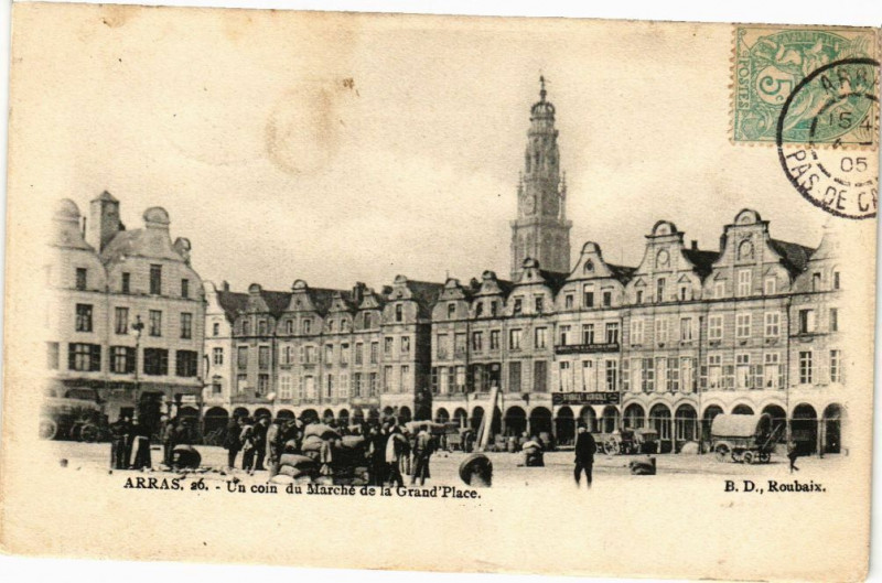 Carte postale ancienne Arras - Un coin du Marché de la grand place à Arras