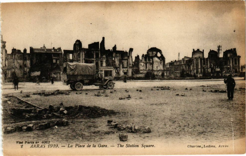 Carte postale ancienne Arras 1919 - La Place de la gare à Arras