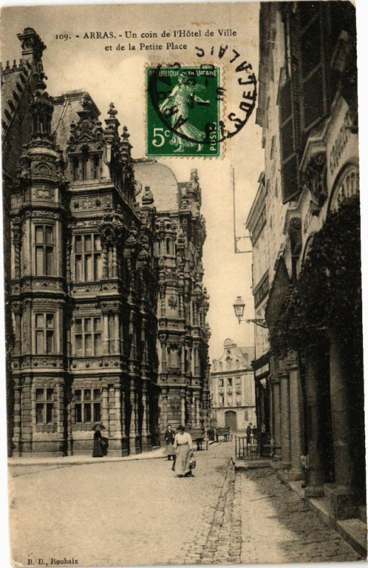 Carte postale ancienne Arras - Un coin de l'hotel de ville à Arras