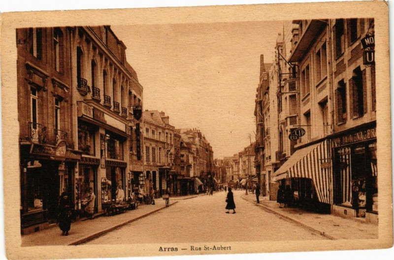 Carte postale ancienne Arras - Rue Saint-aubert à Arras