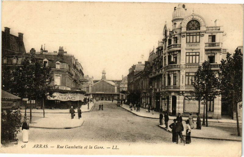 Carte postale ancienne Arras - Rue gambetta et la gare à Arras