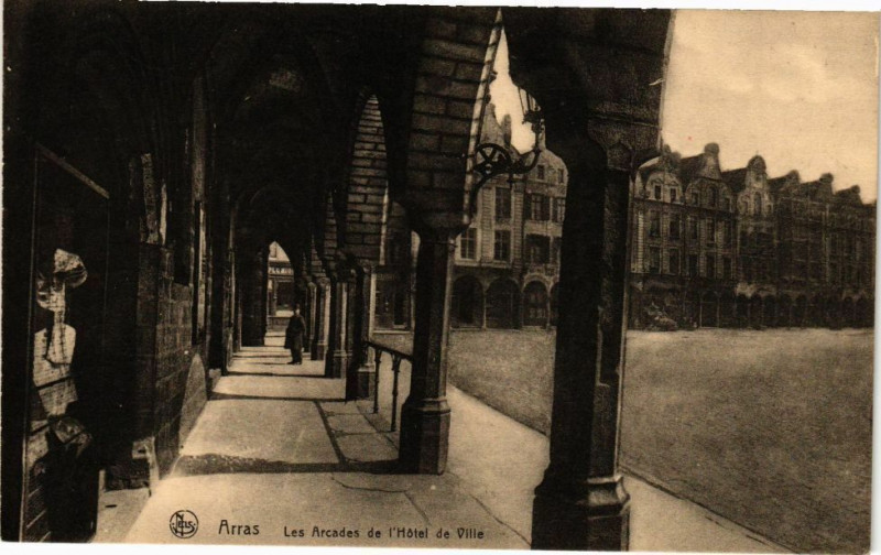 Carte postale ancienne Arras - Les arcades de l'hotel de ville à Arras